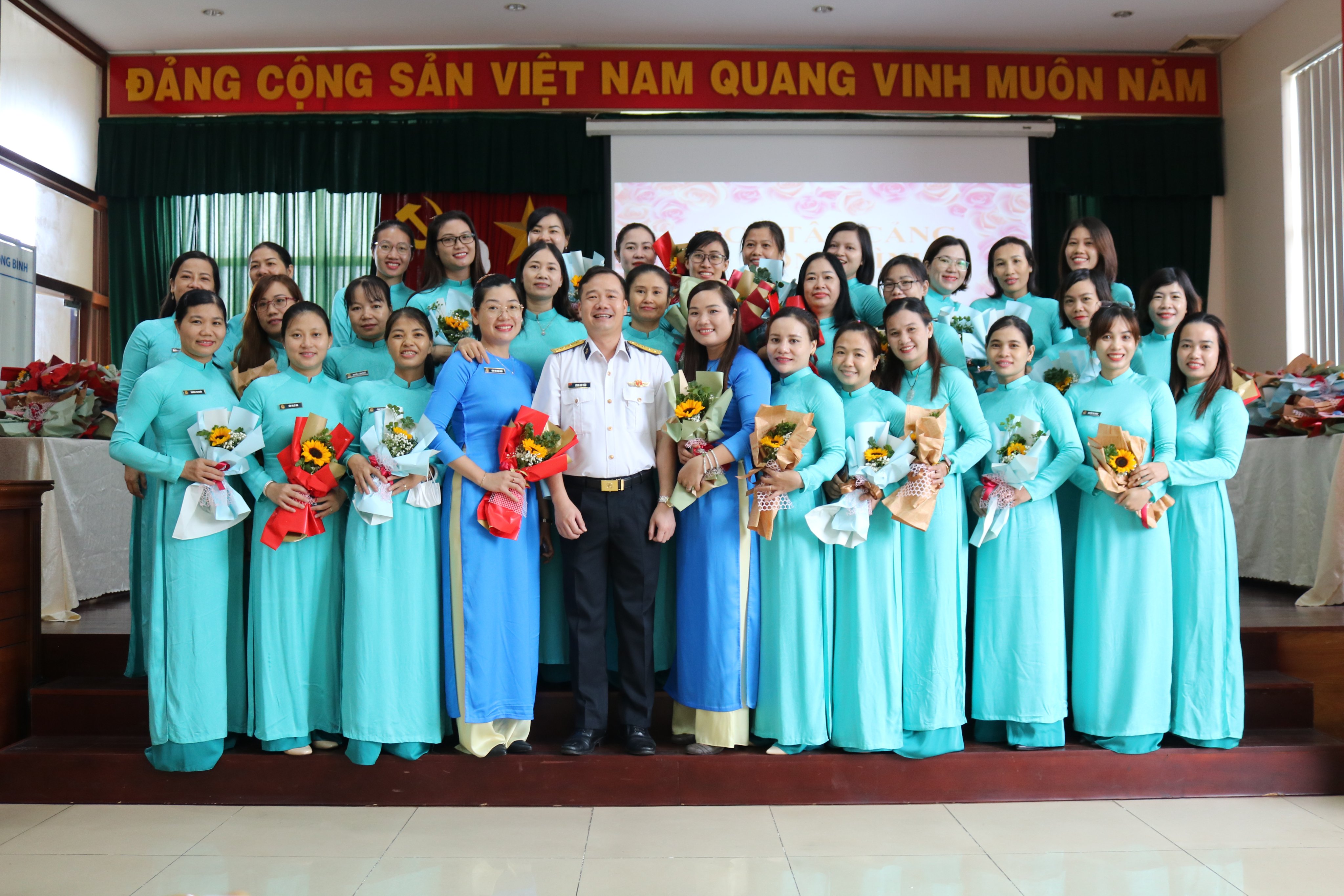 ICD Tân Cảng-Long Bình gặp mặt kỷ niệm 92 năm thành lập hội LHPN Việt Nam